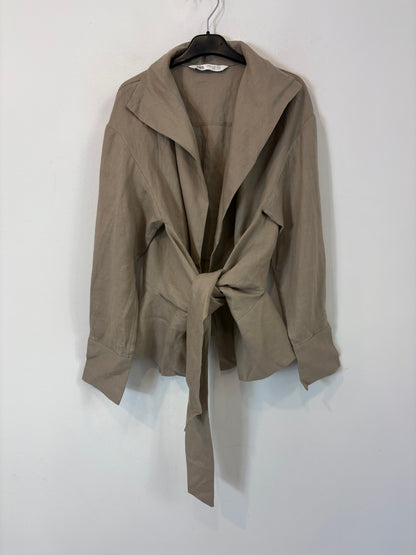 ZARA. Sobrecamisa beige lino
