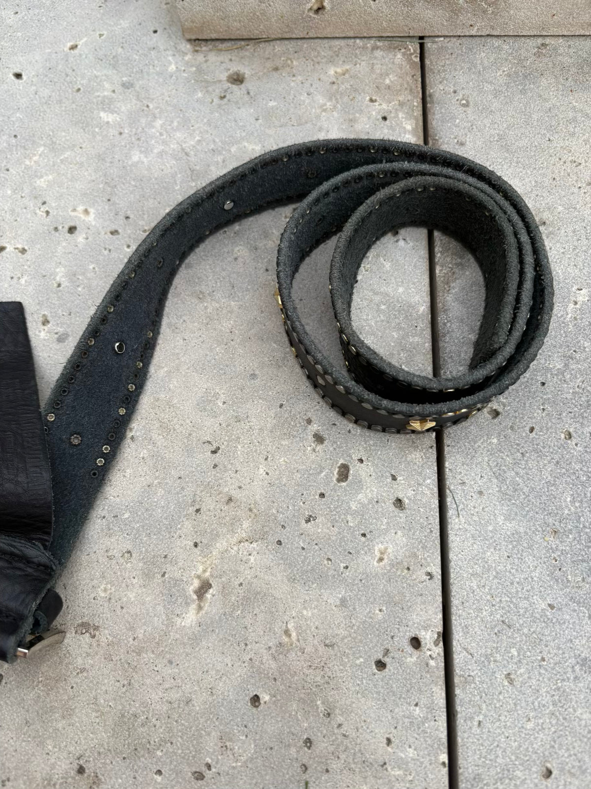 ZADIG & VOLTAIRE. Cinturón piel negro tachas estrellas