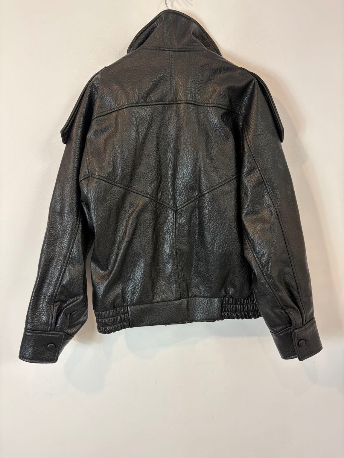 ZARA. Biker efecto piel negra