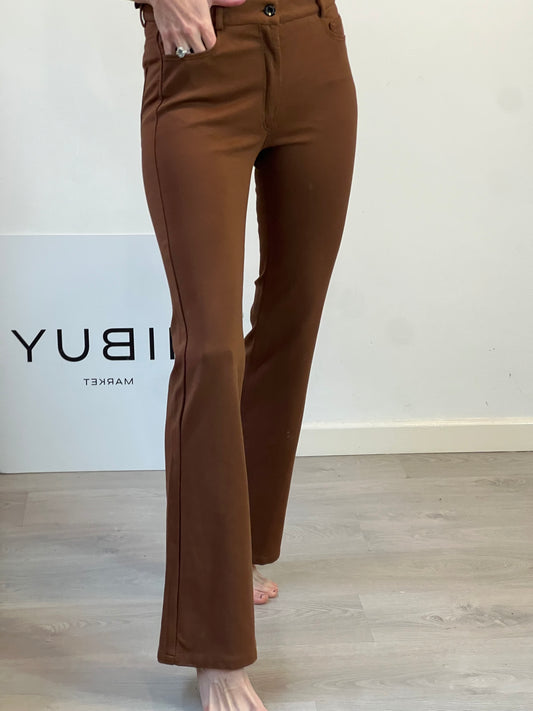 VILAGALLO. Pantalón ligeramente acampanado marrón