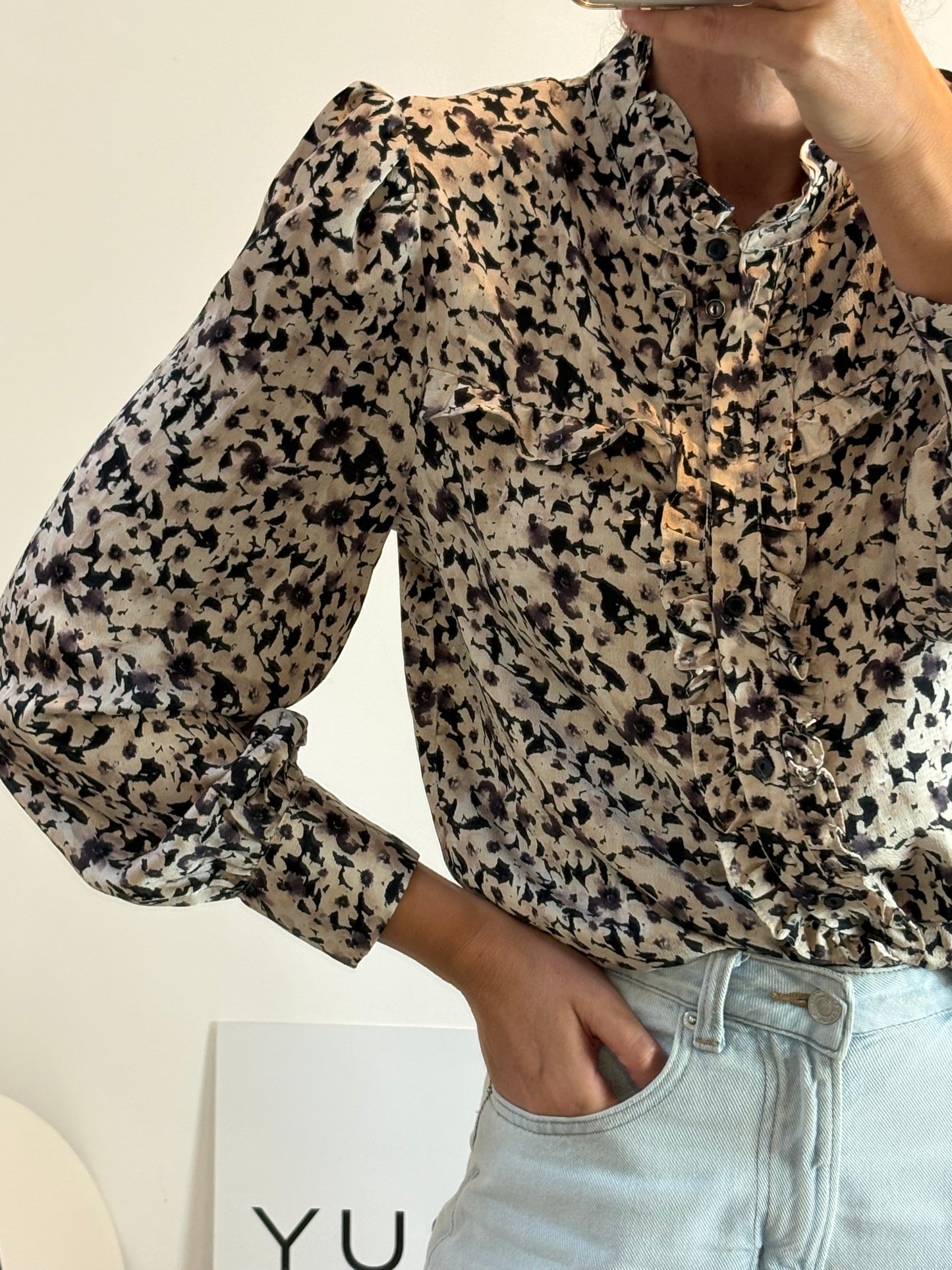 MANGO. Blusa estampado cuello volante
