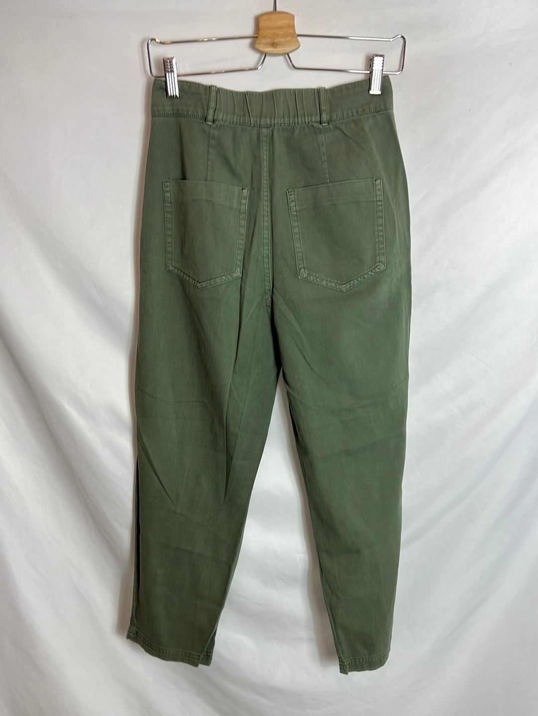 MANGO. Pantalones verdes pinzas. T 36