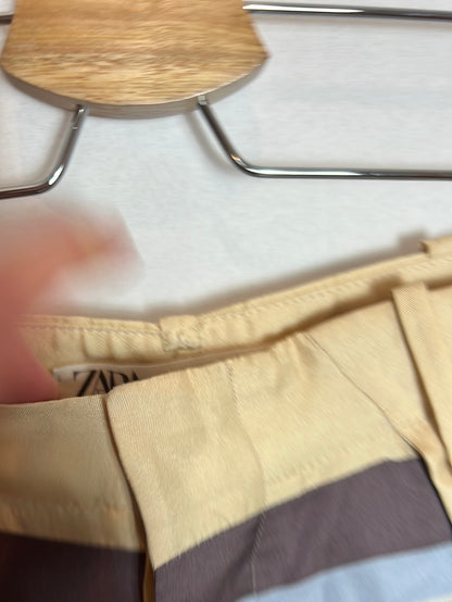 ZARA. Pantalón estampado detalle pinzas. T S