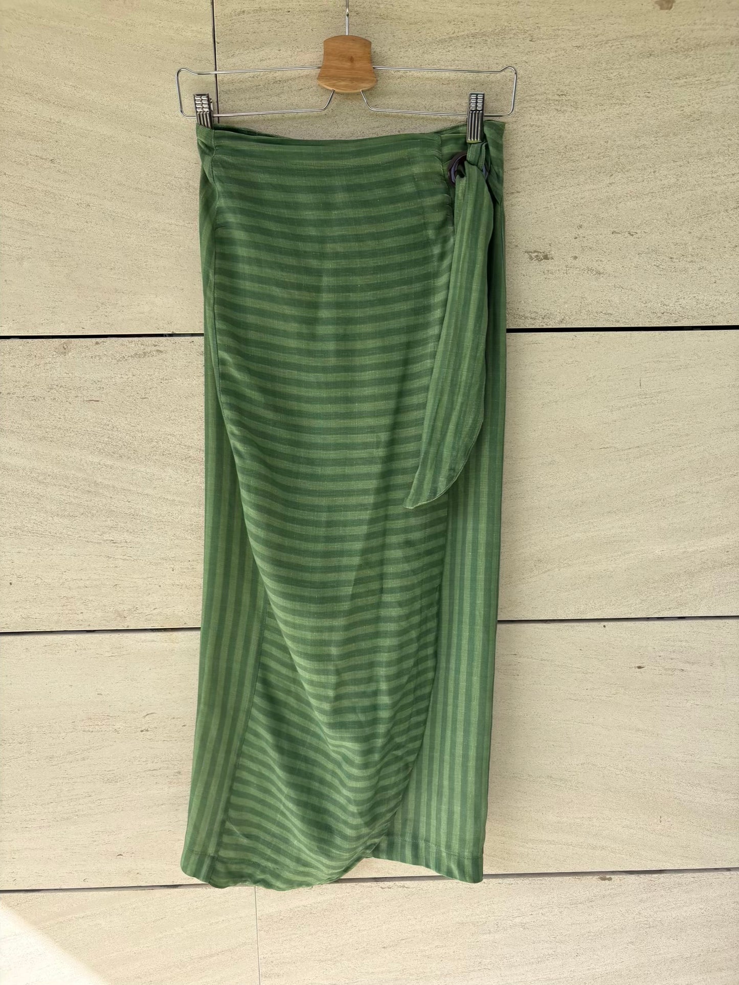 CANTÉ x ANITA. Falda larga cruzada rayas en verde