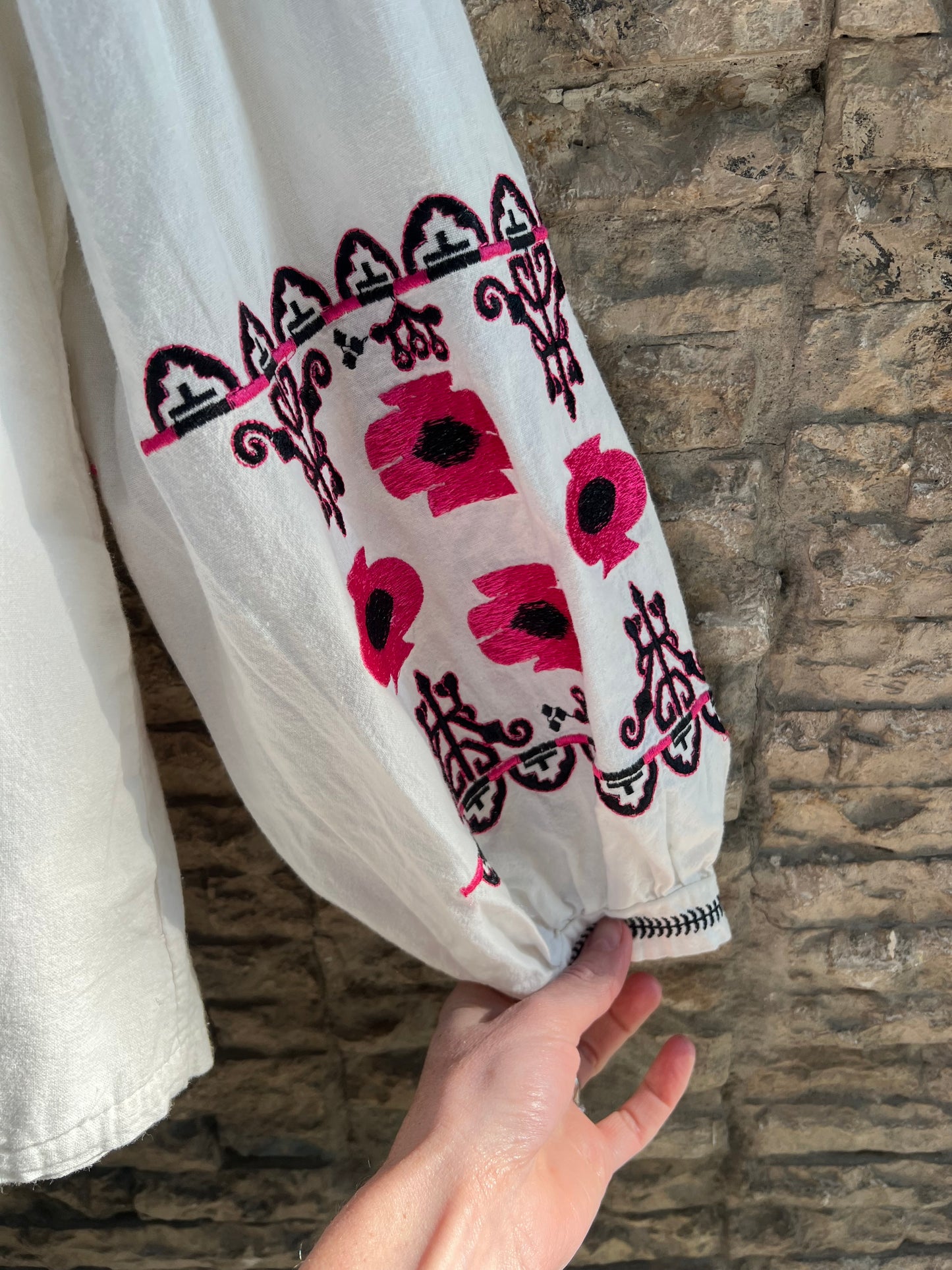 VAULT. Blusa blanca bordada