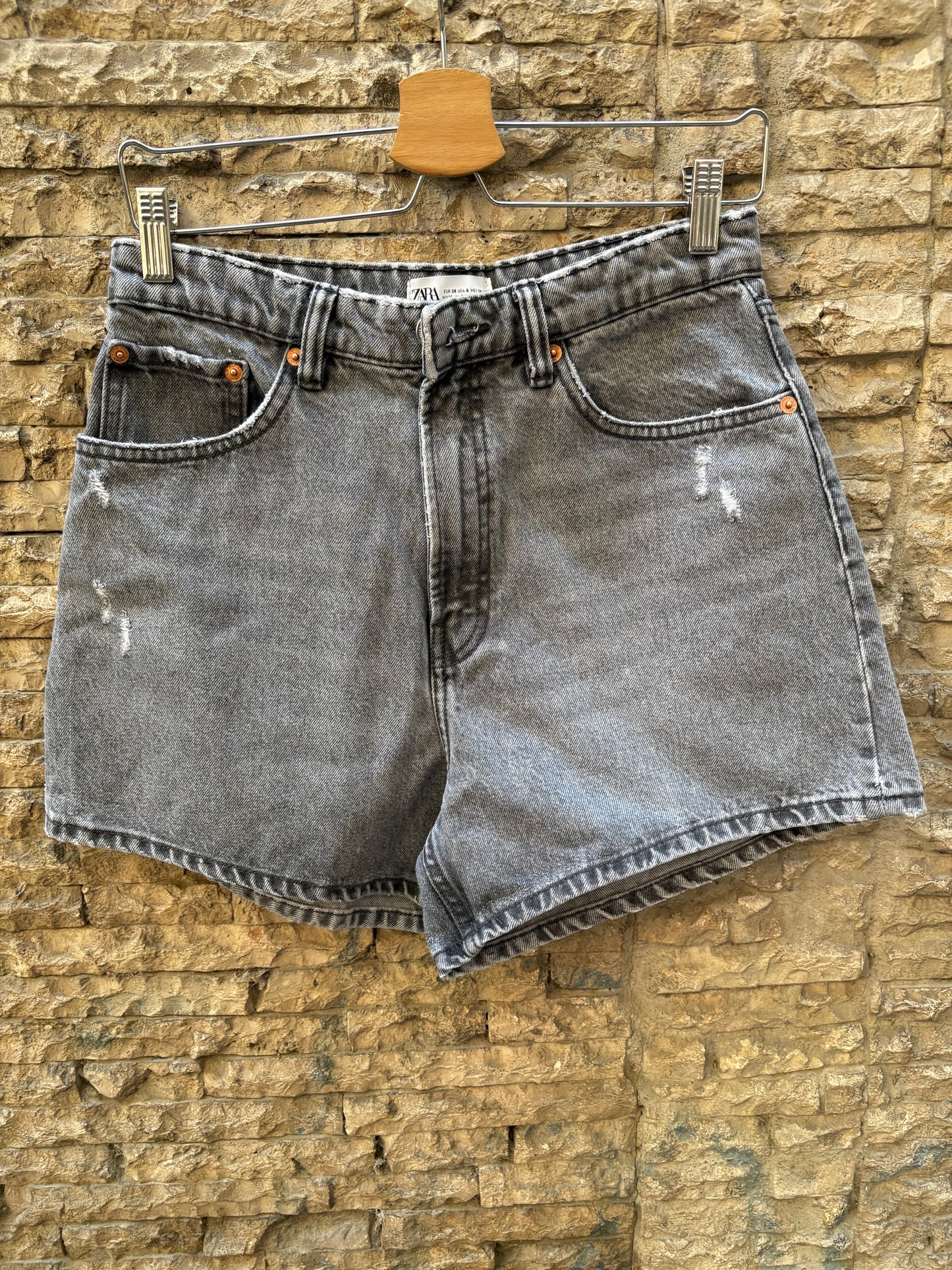 ZARA. Denim short gris. T 38