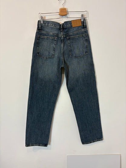 ZARA. Denim tiro medio abotonado