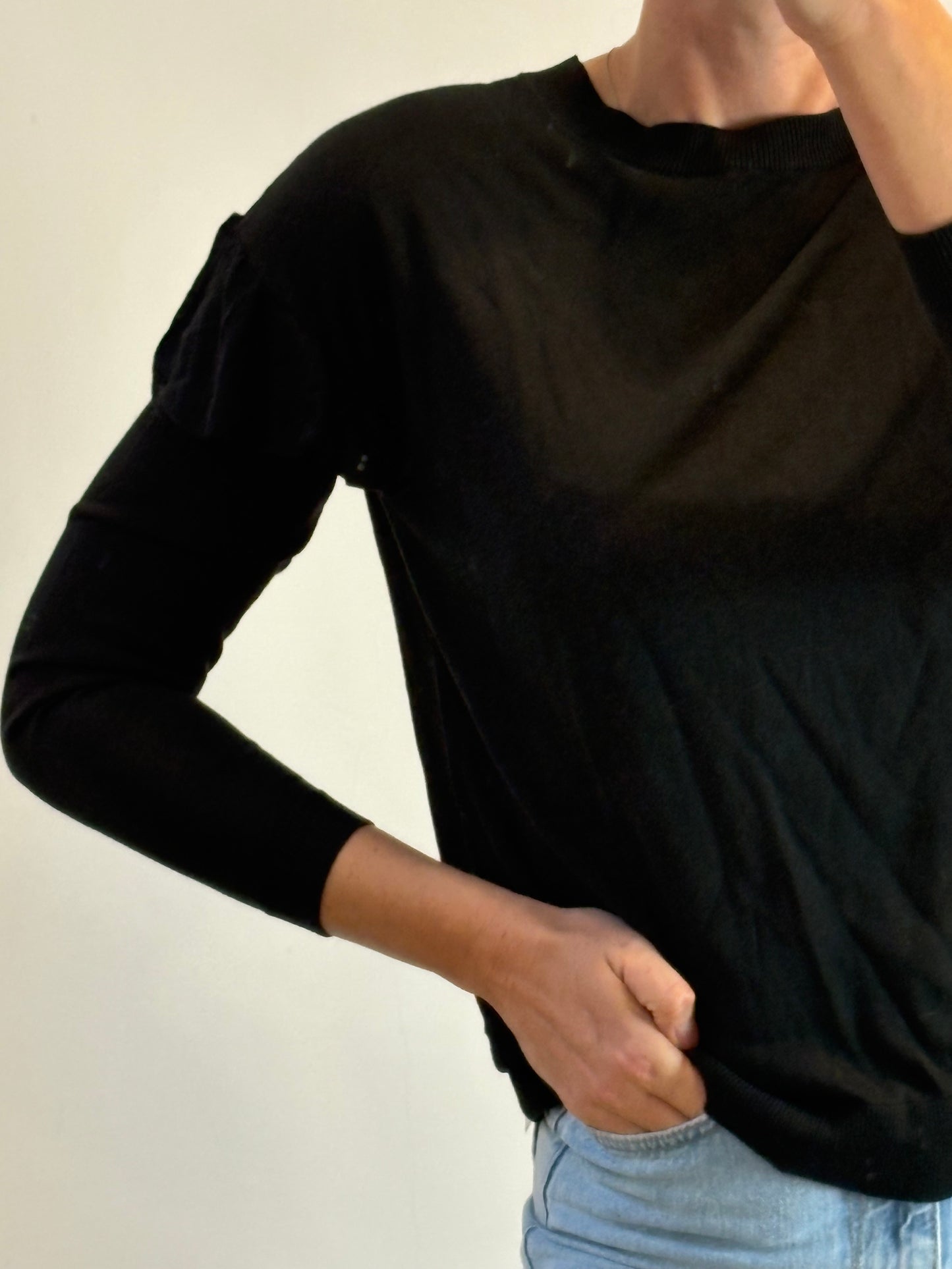 MASSIMO DUTTI. Jersey fino negro manga volante