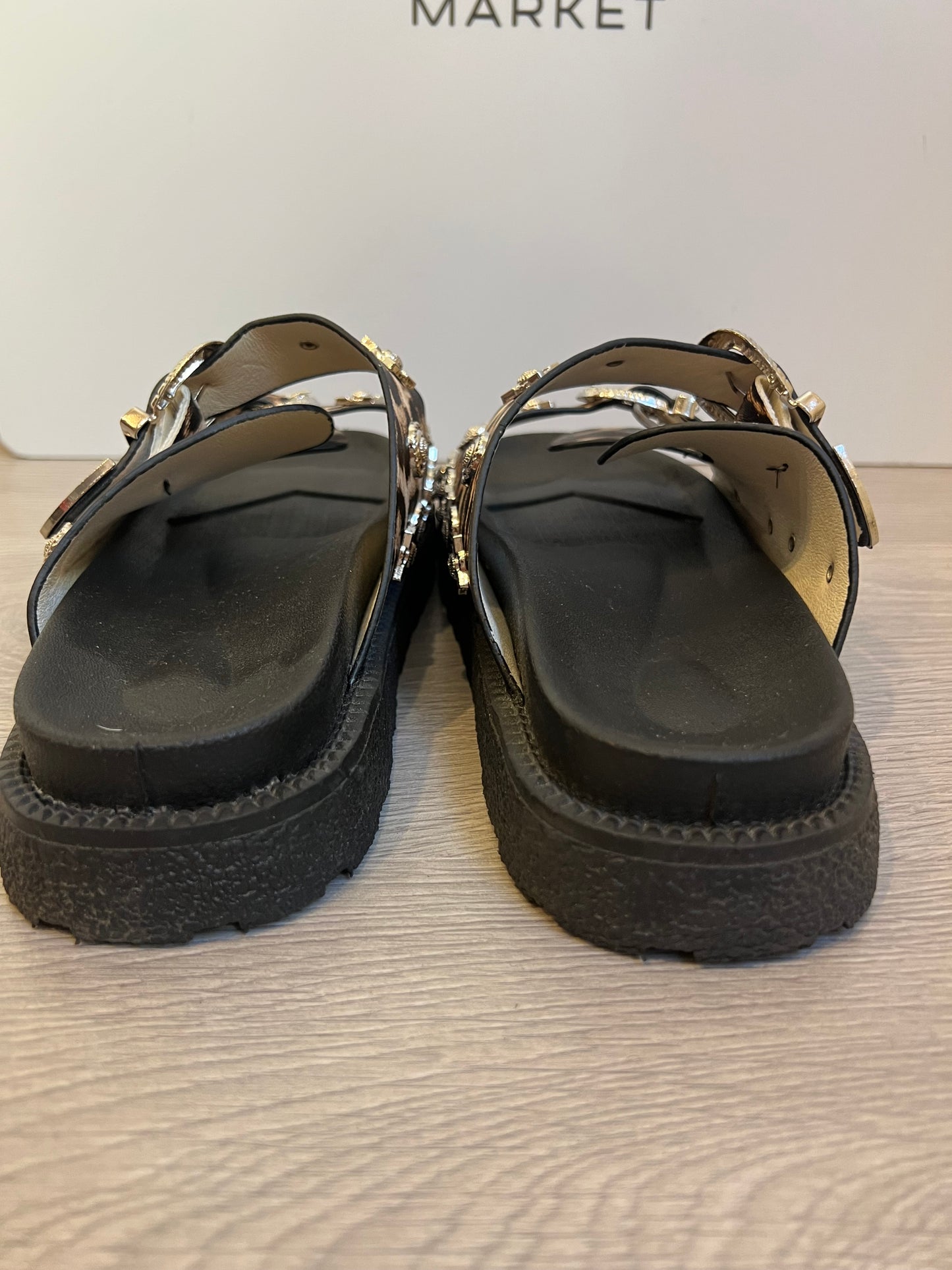 OTRAS. Sandalia animal print tachuelas. T 38