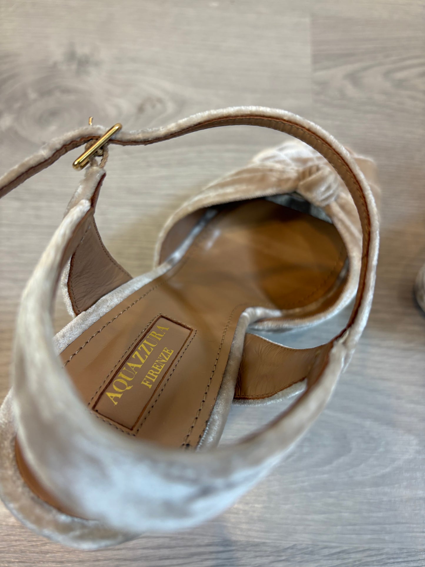 AQUAZZURA. Sandalia terciopelo cruzada. T 40