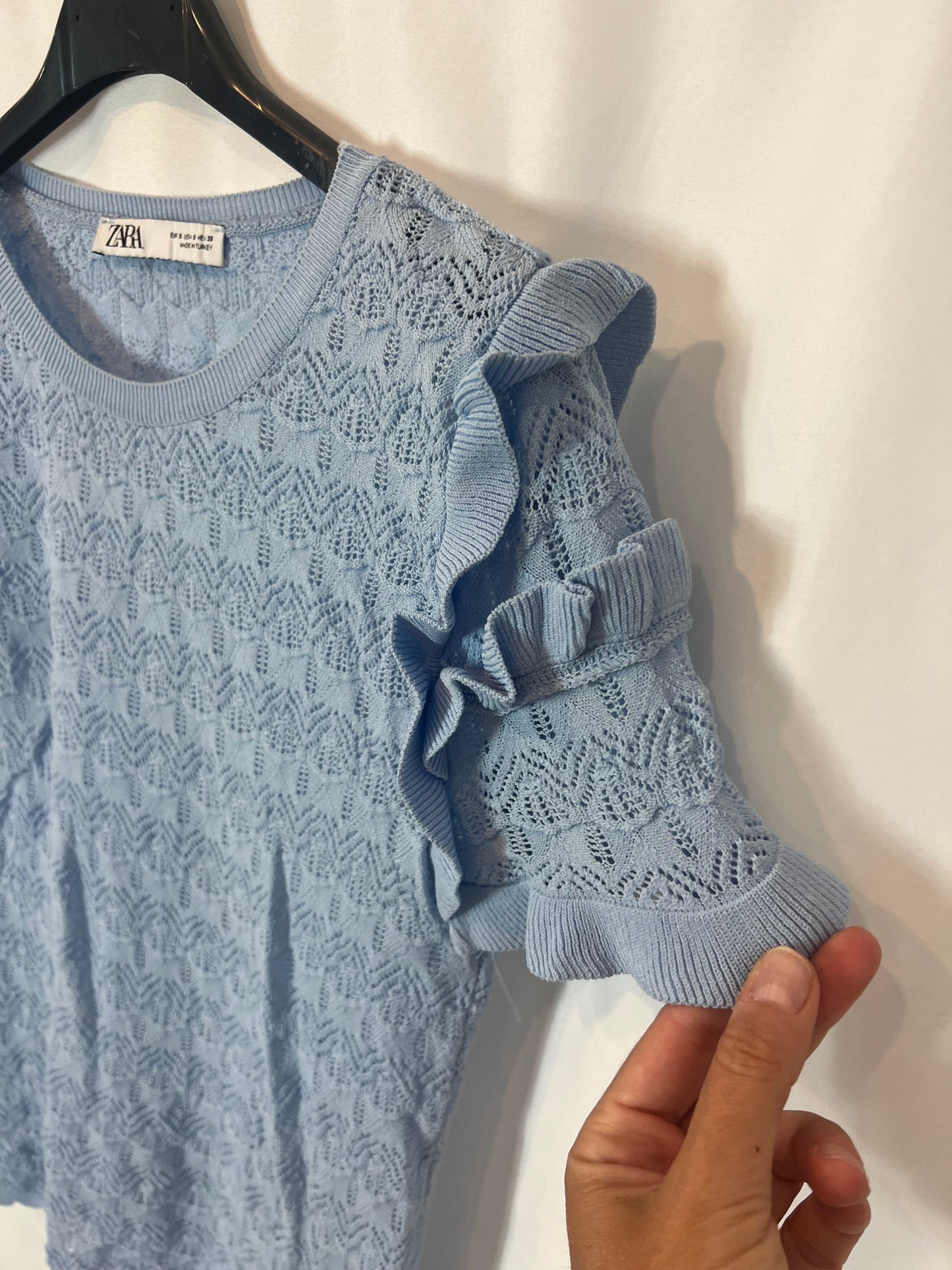 ZARA. Top azul claro calado. T S