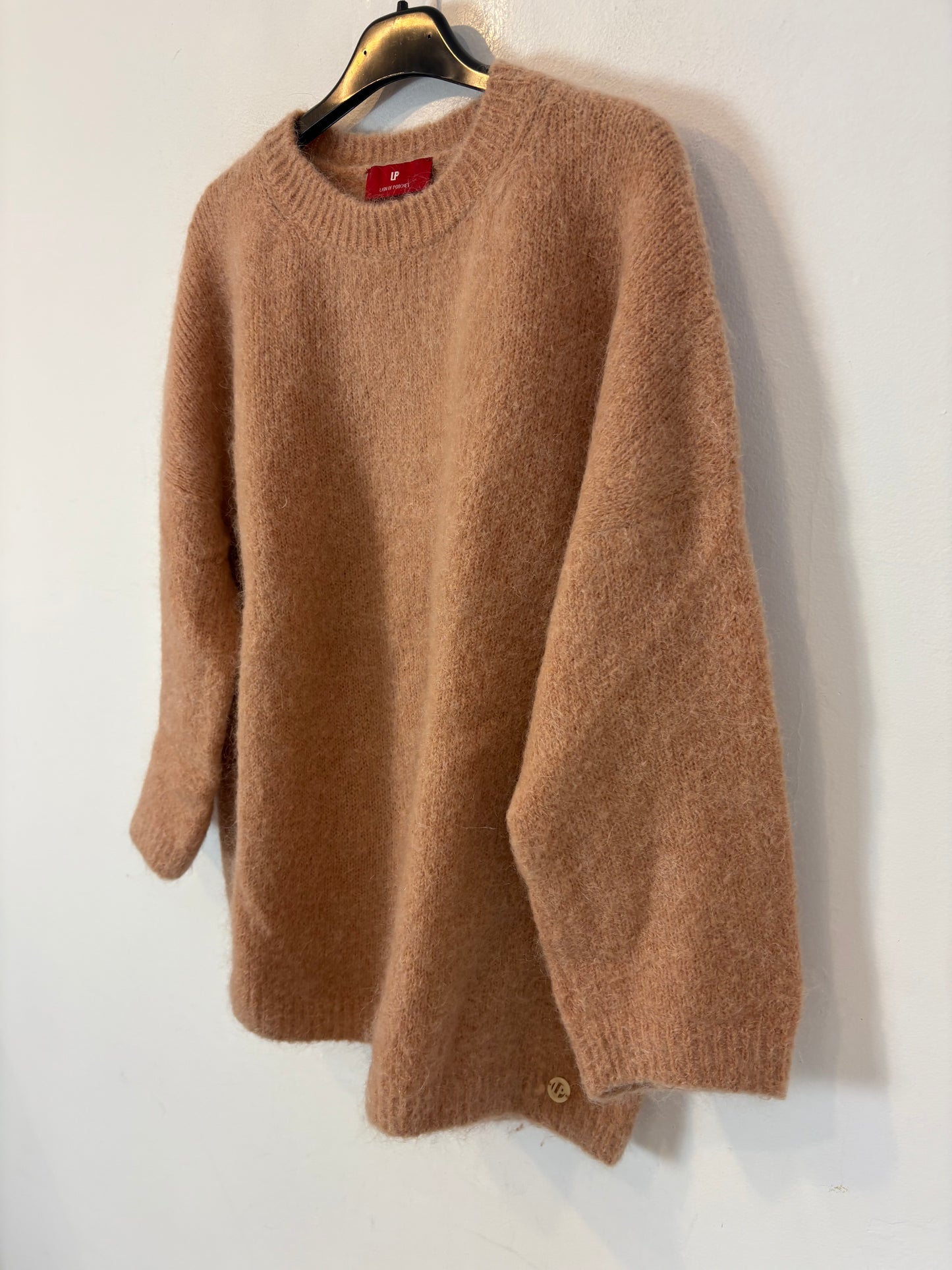 LION OF PORCHES. Jersey beige mohair