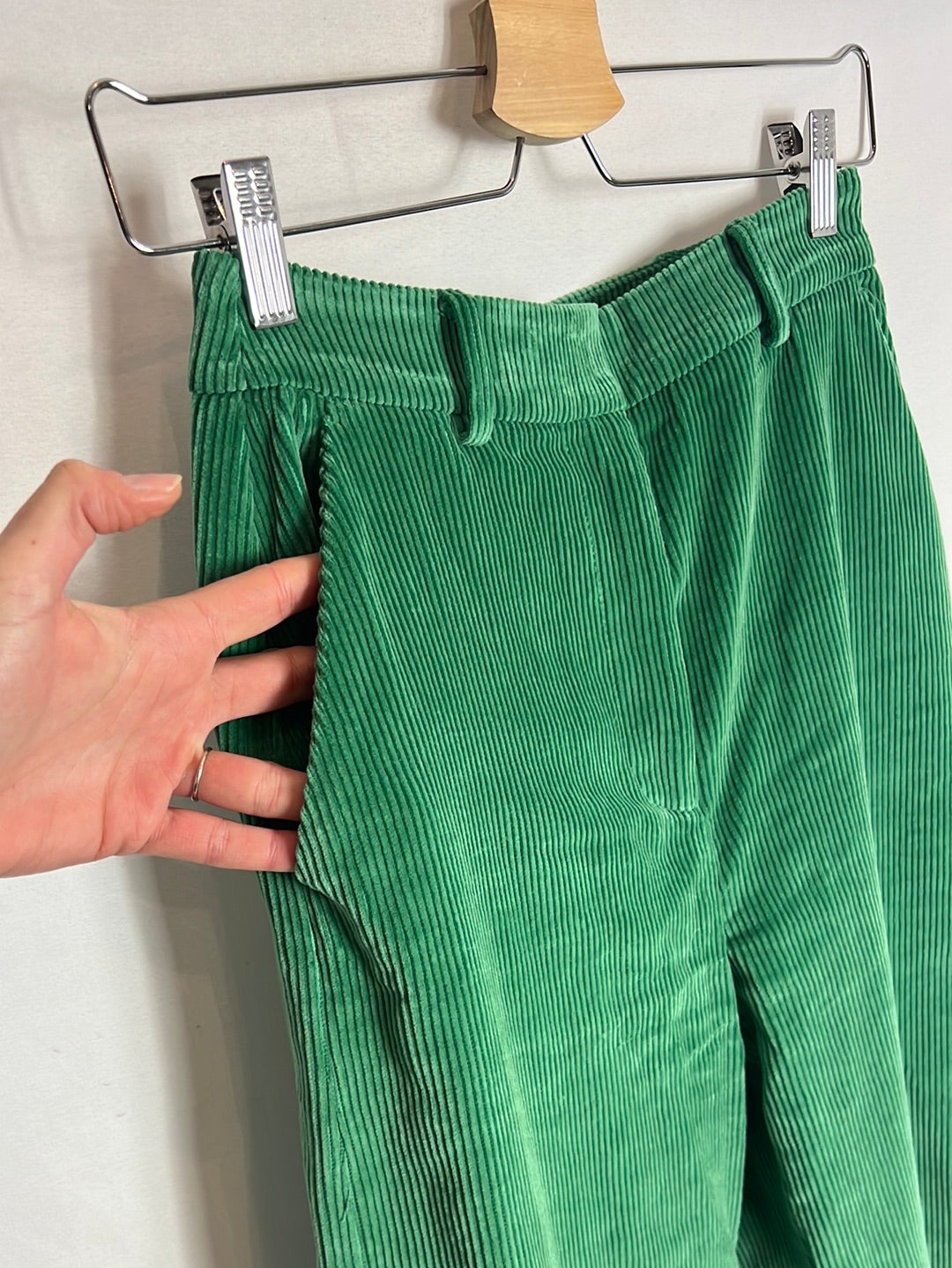 SEZANE. Pantalón ancho verde pana T.34