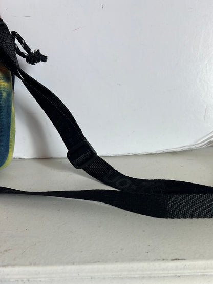 URBAN OUTFITTERS . Bolso mini tela tie dye