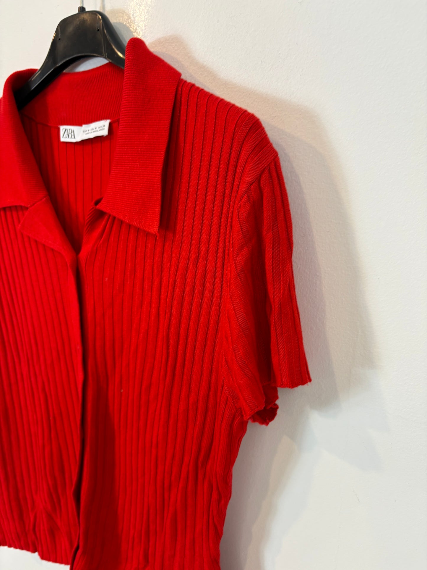 ZARA. Top rojo canalé. T M