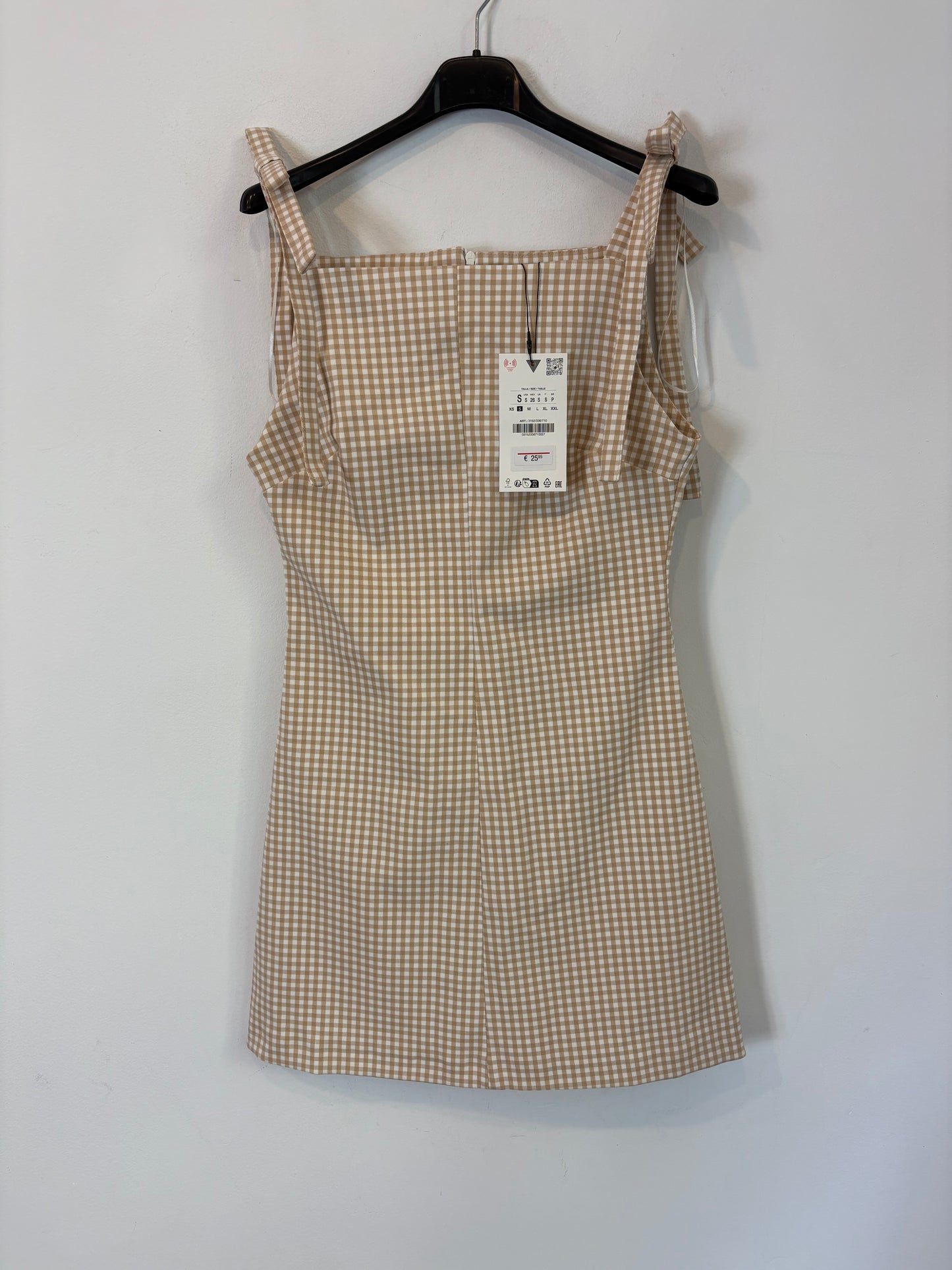 ZARA. Short beige and white gingham dress. TS