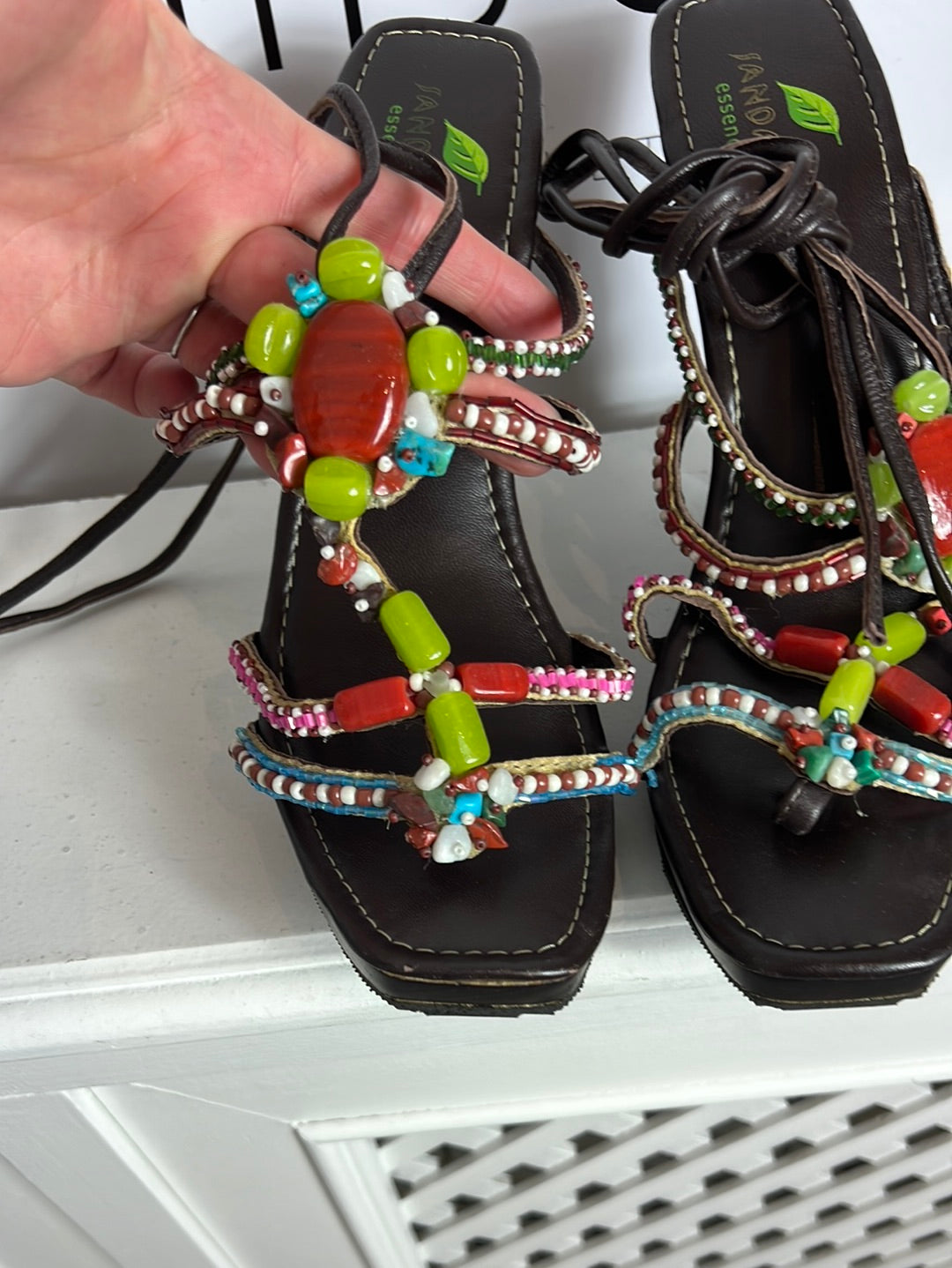 SANDALO ESSENCE. Sandalia marrón detalles pedrería colores. T 39