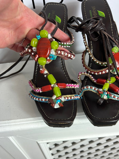 SANDALO ESSENCE. Sandalia marrón detalles pedrería colores. T 39