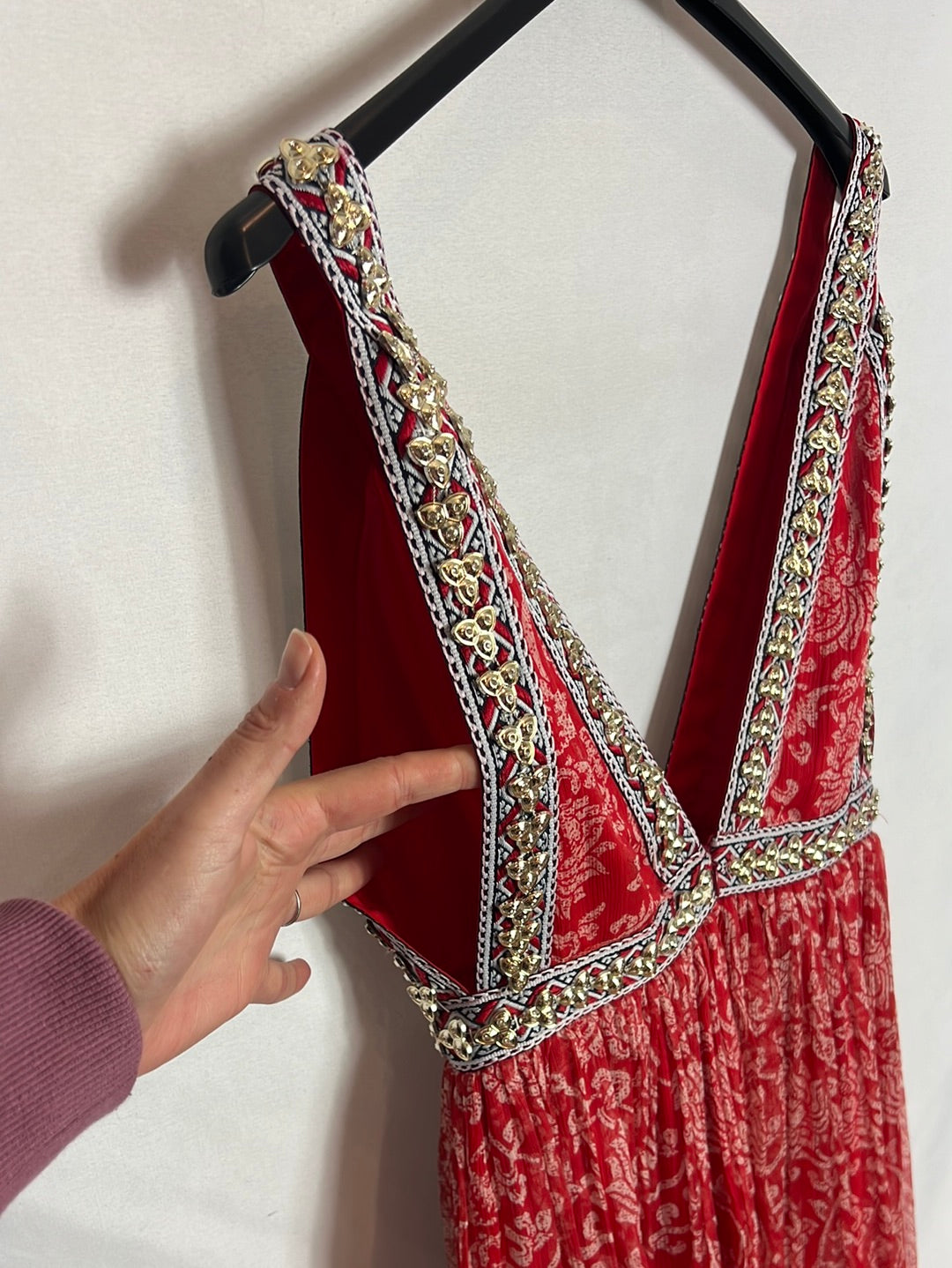 AMOË. Vestido largo rojo estampado detalle escote. T S