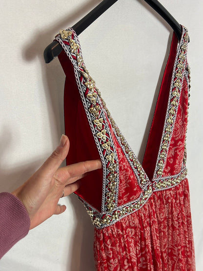 AMOË. Vestido largo rojo estampado detalle escote. T S