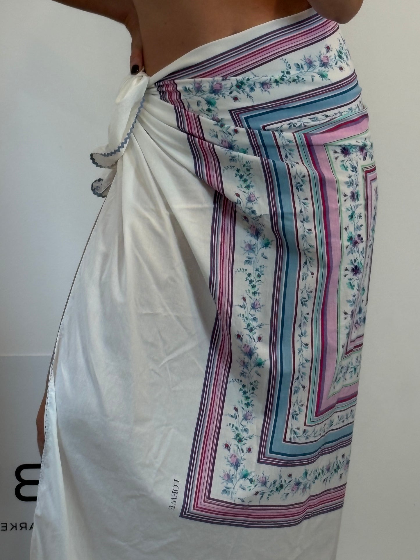 LOEWE. Pañuelo blanco estampado