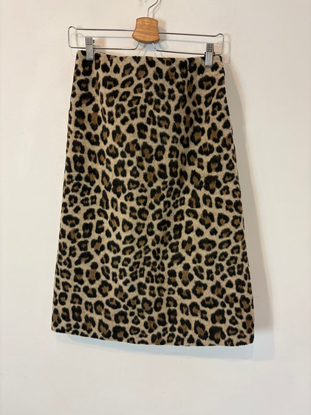 H&M. Falda mdi textura animal print