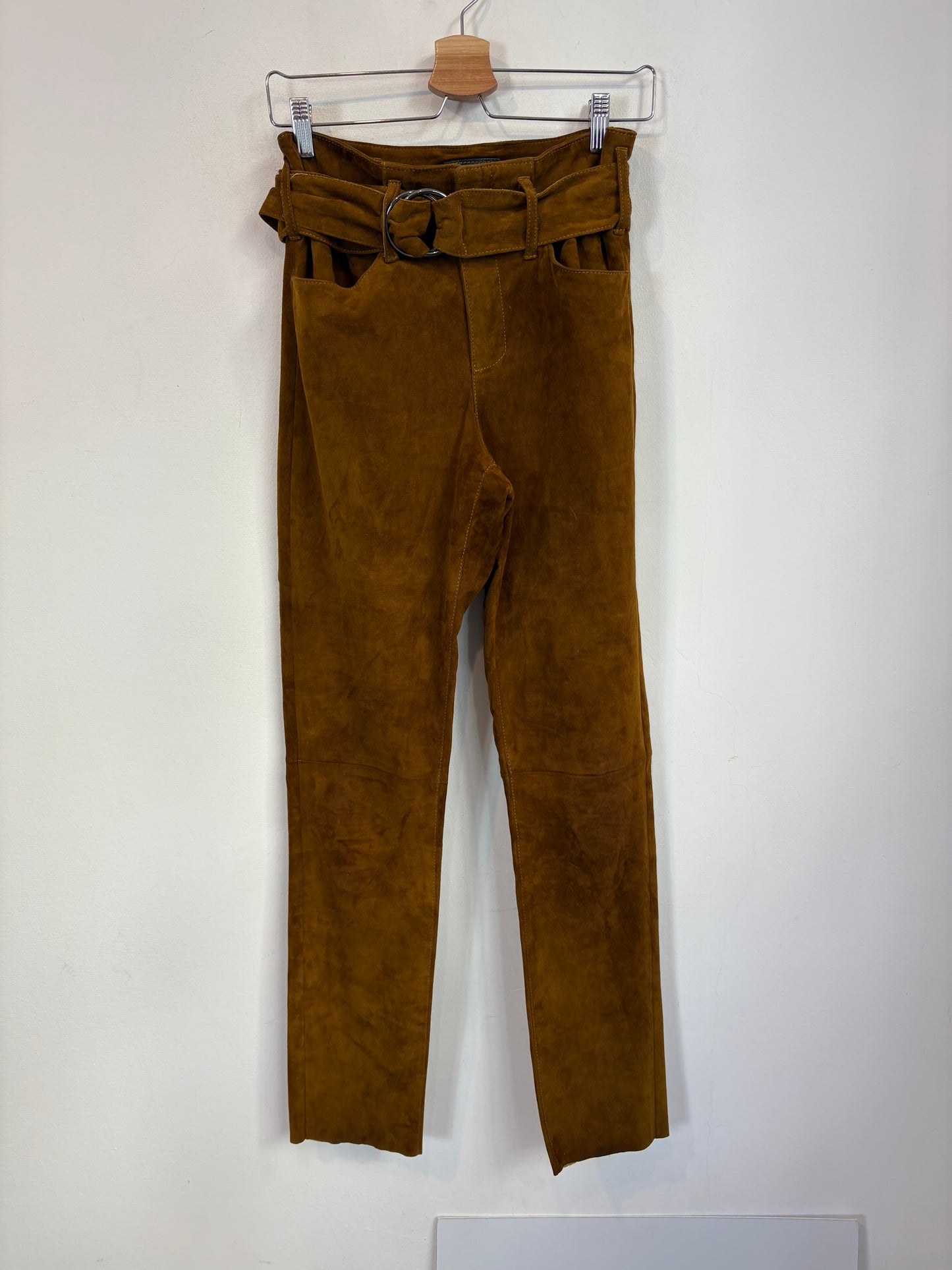 MON & PAU. Pantalón piel vuelta camel