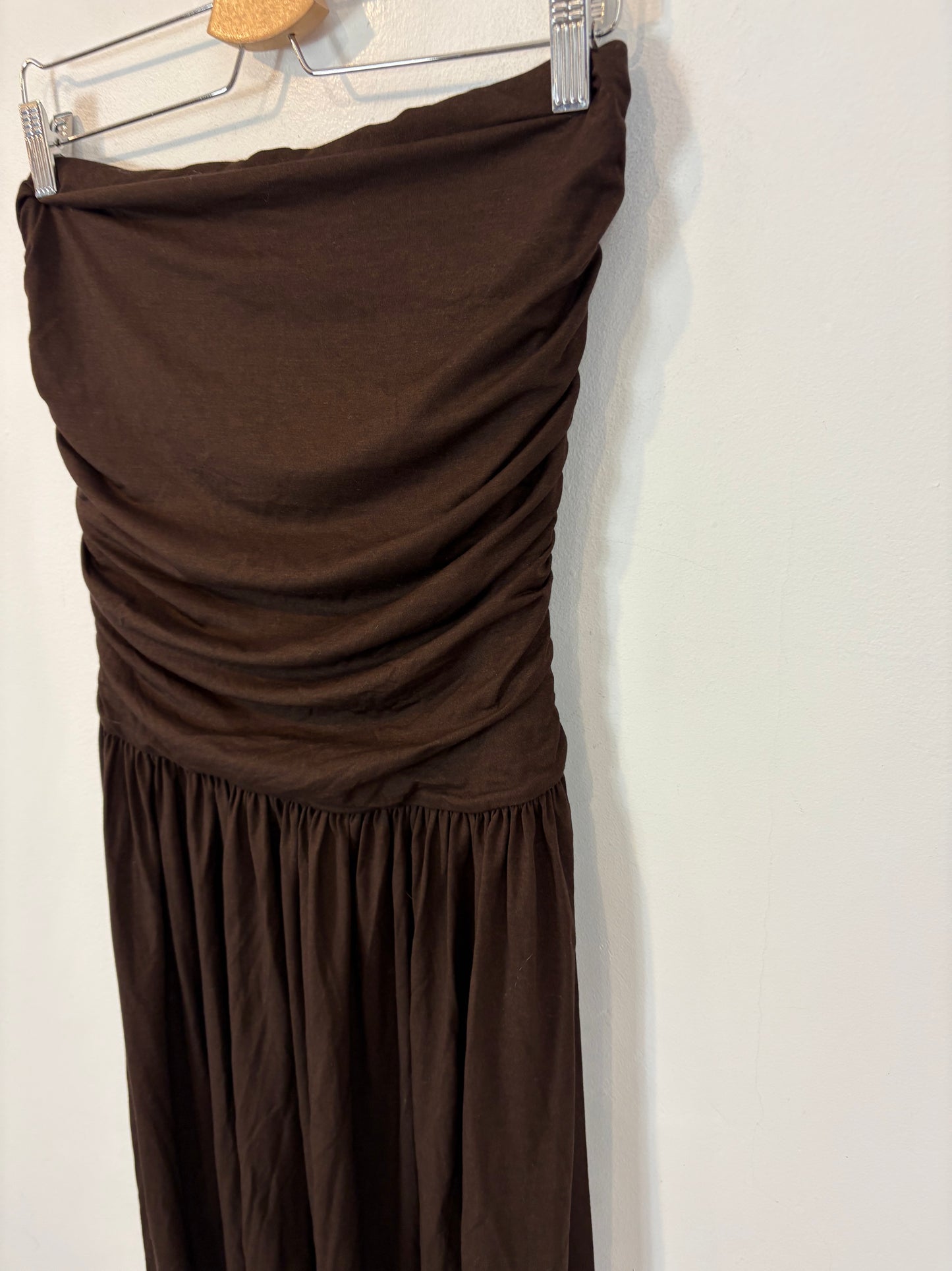 MANGO. Vestido midi marrón punto elástico