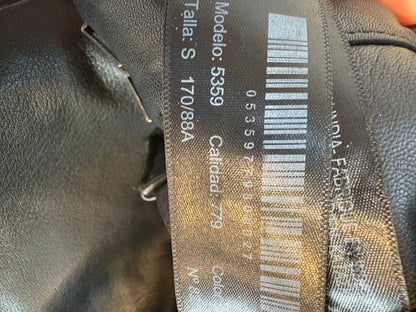 MASSIMO DUTTI. Pantalón cropped piel