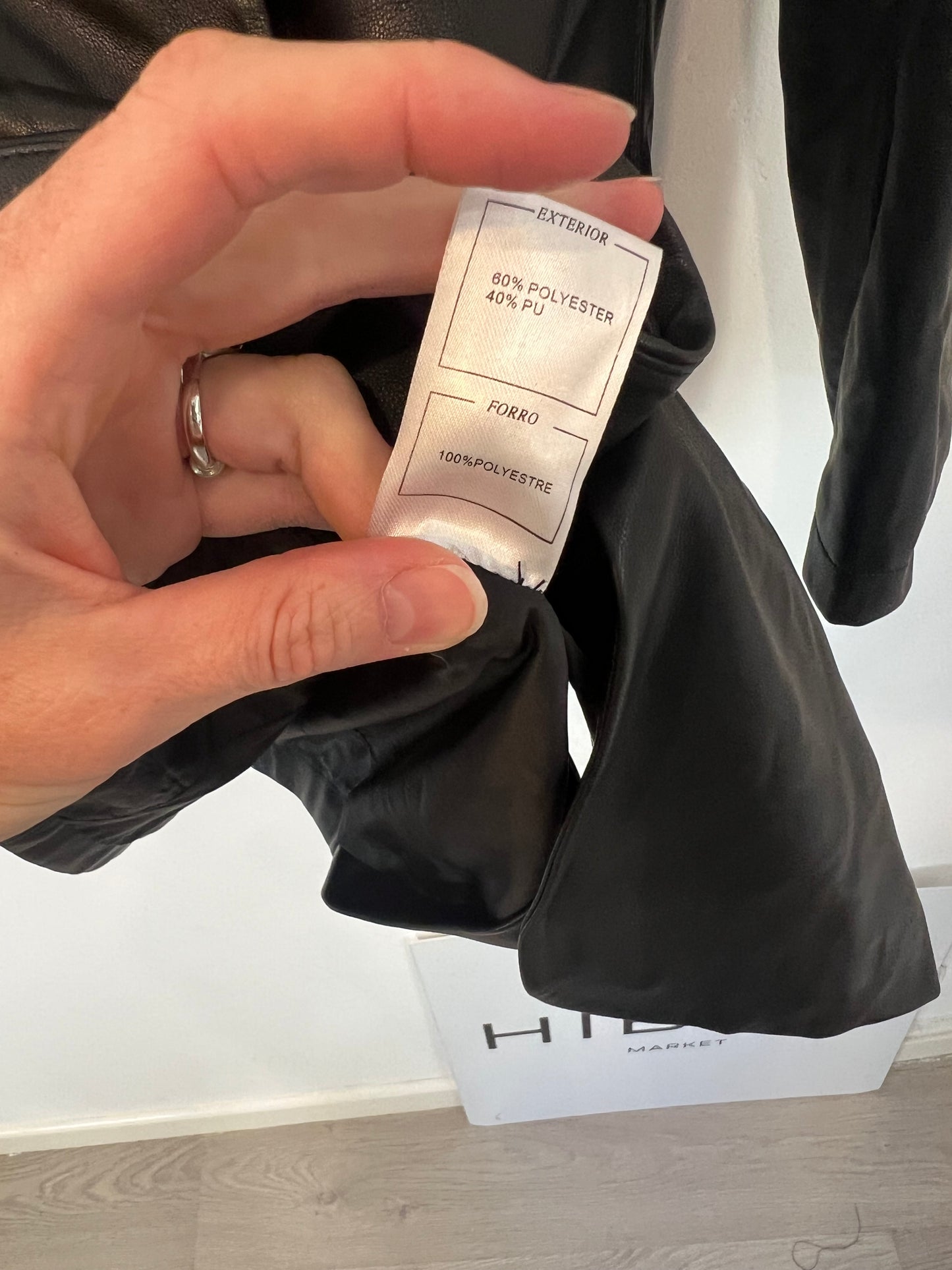 MIOH. blazer negra efecto piel