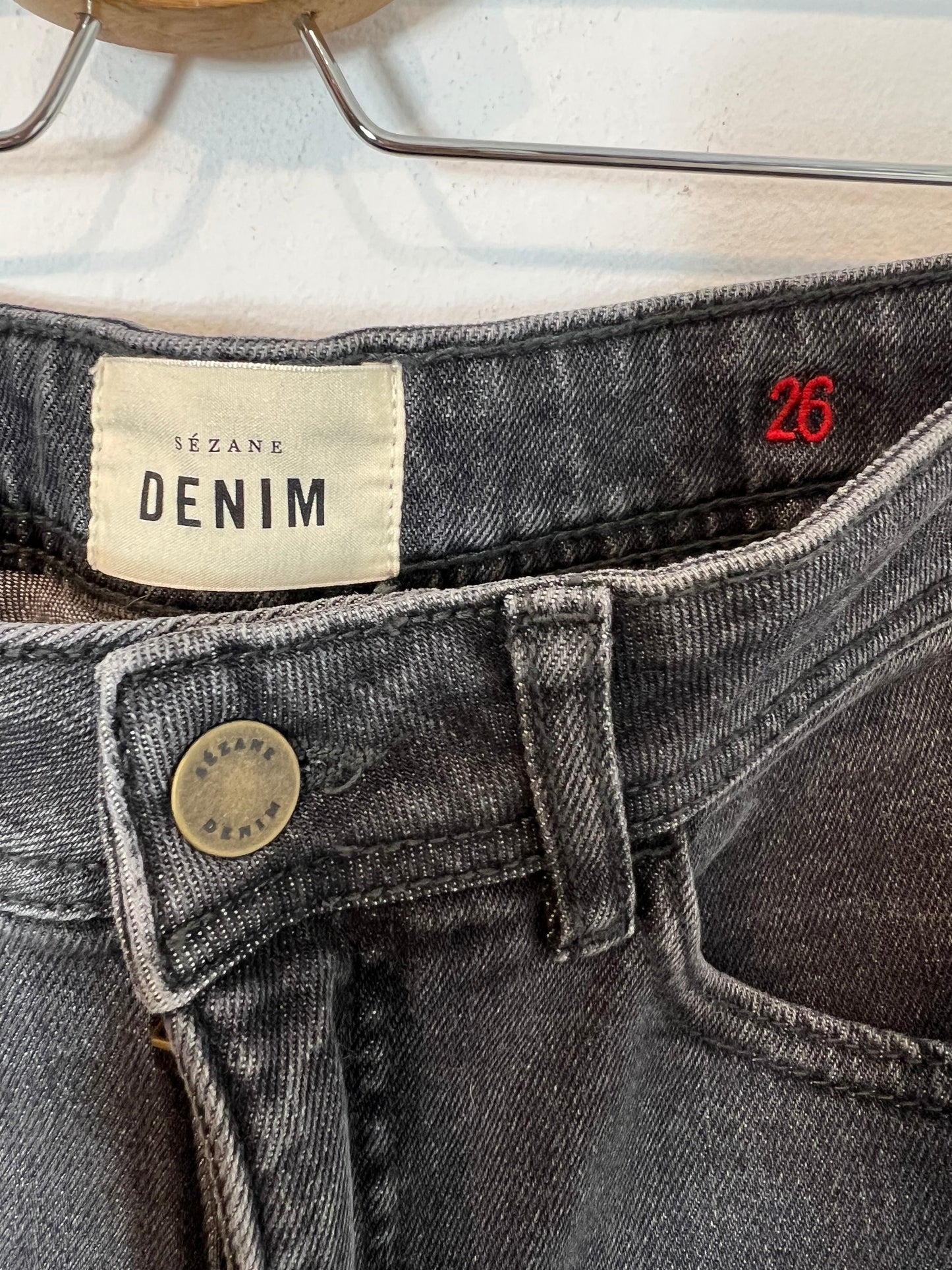 SEZANE. Pantalón denim negro pitillo T.26(36)