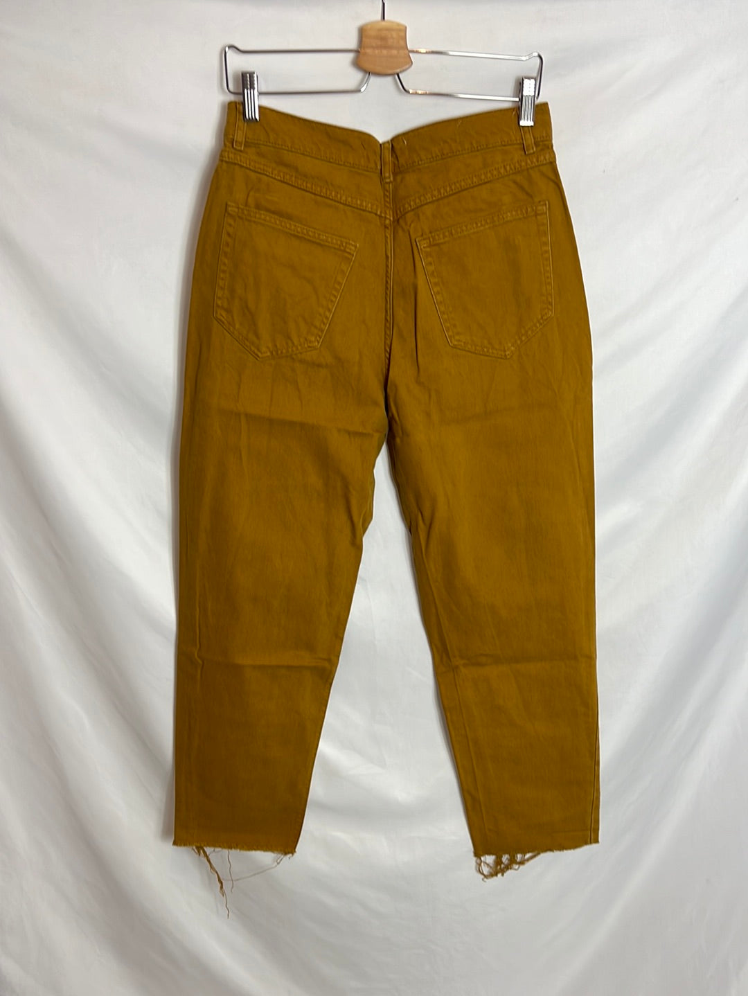 PULL&BEAR . Denim estilo boyfriend mostaza. T 40