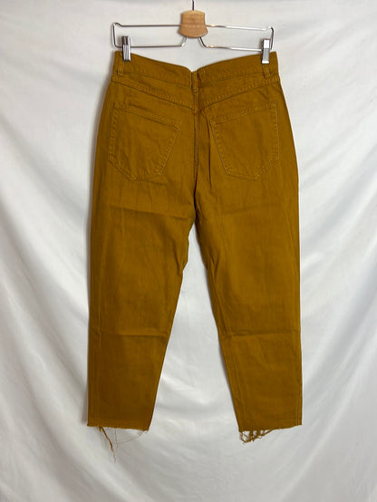 PULL&BEAR . Denim estilo boyfriend mostaza. T 40