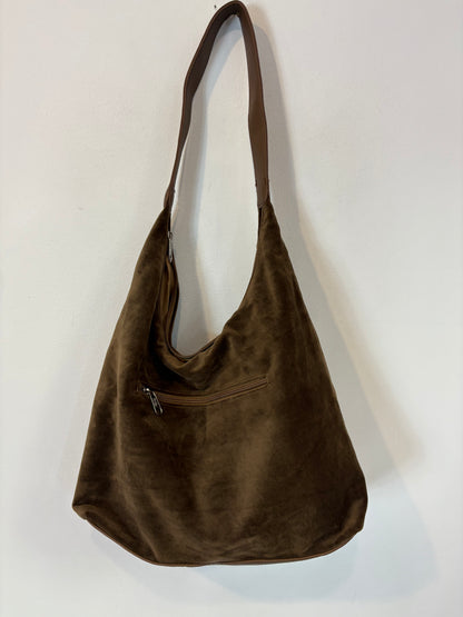 OTRAS. Bolso mediano marrón chocolate