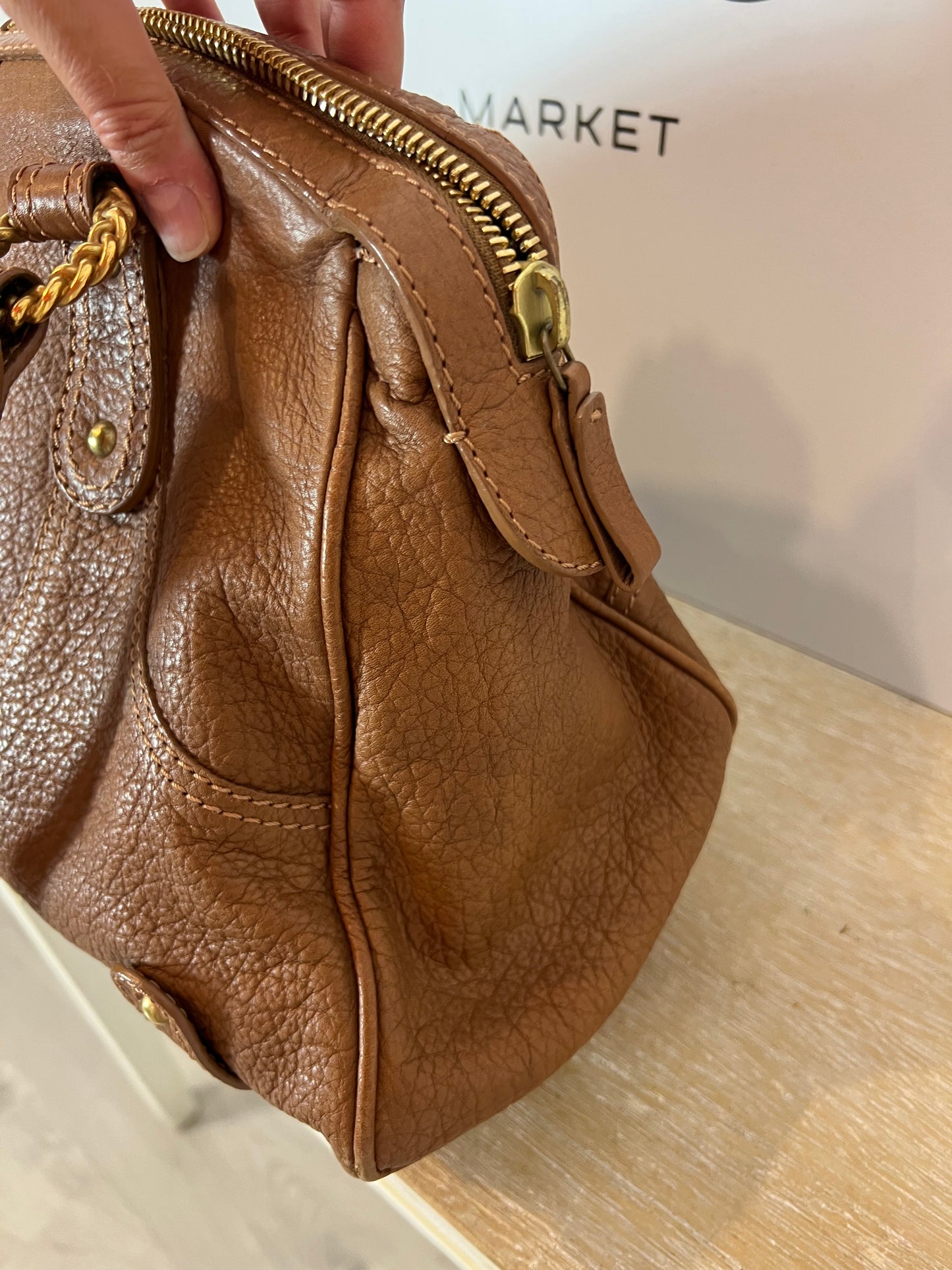 VALENTINO GARAVANI. Bolso camel detalles dorados (TARA)