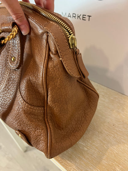 VALENTINO GARAVANI. Bolso camel detalles dorados (TARA)