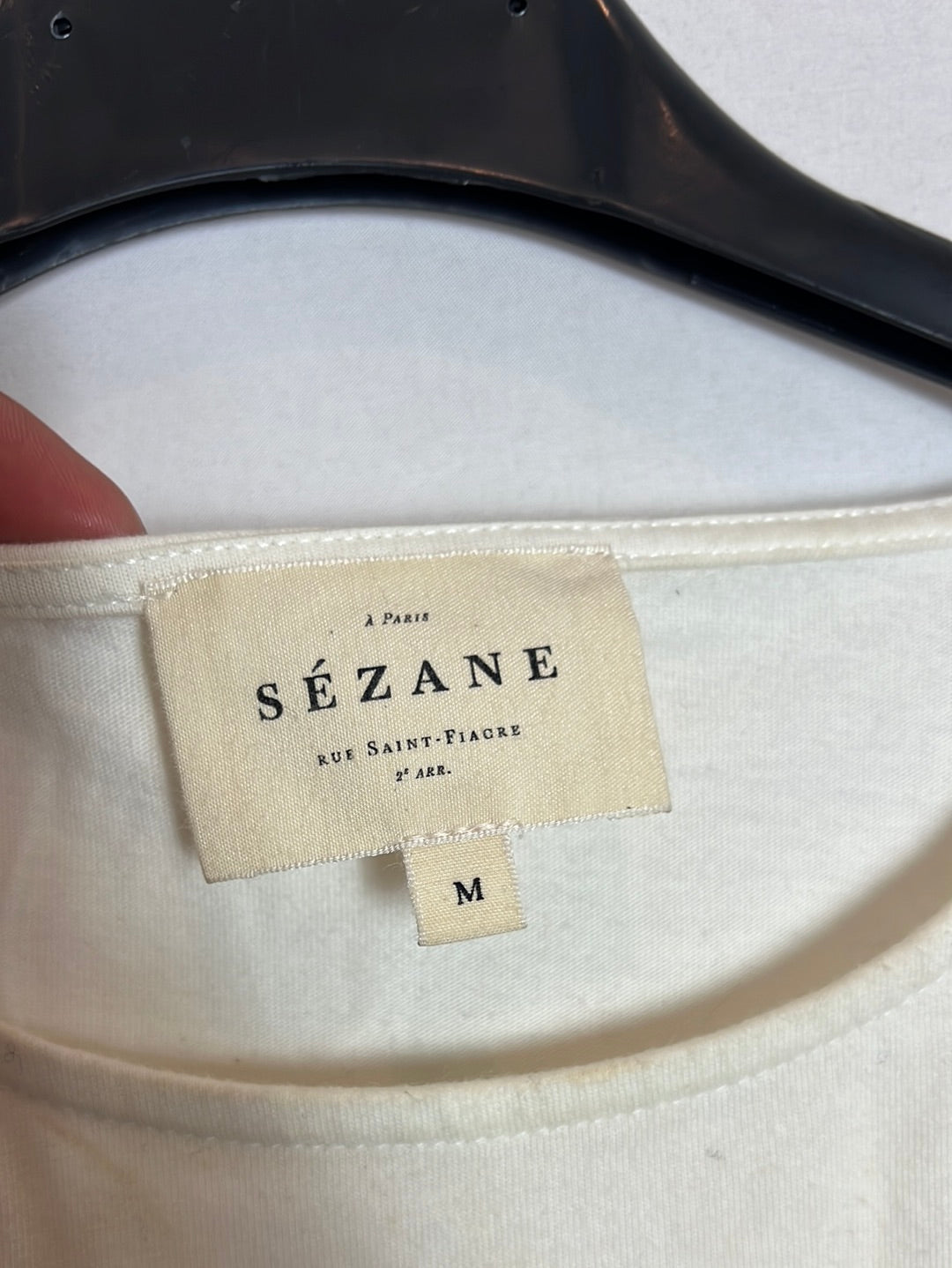 SÉZANE.Camiseta beige flores bordadas. T M