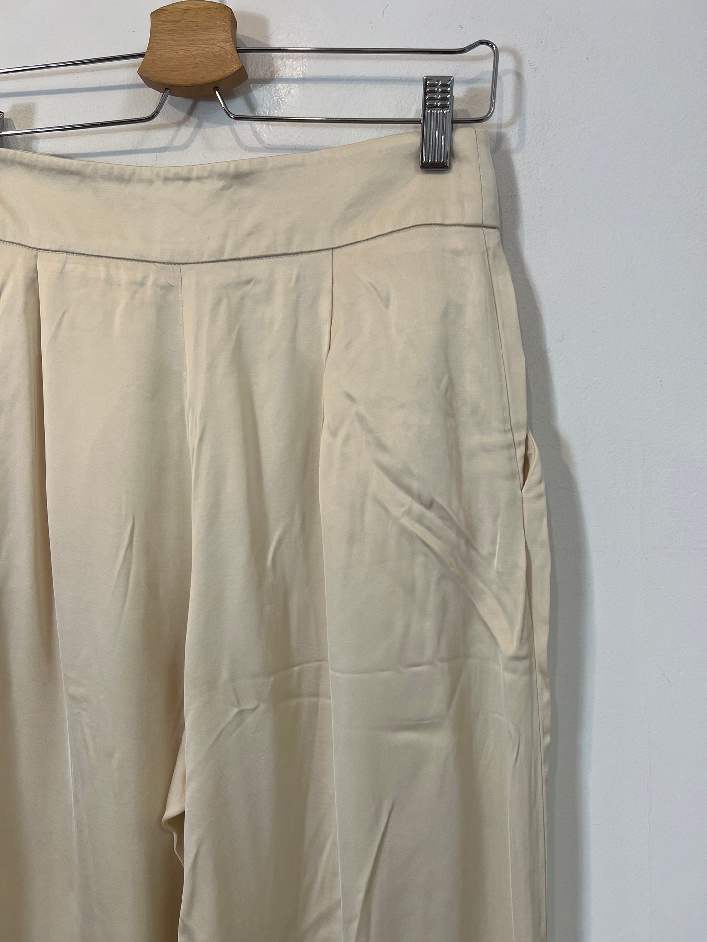 SEZANE. Pantalón beige fluido T.36
