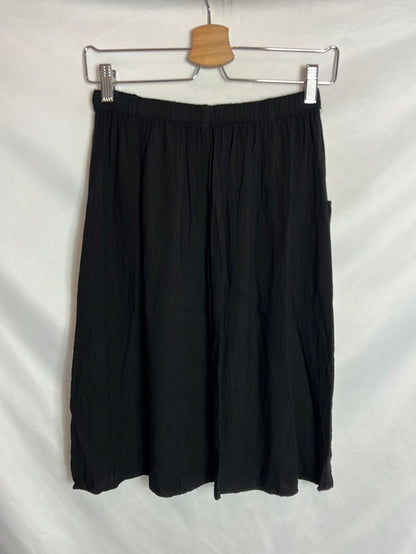 STRADIVARIUS. Falda fluida negra abotonada T.s