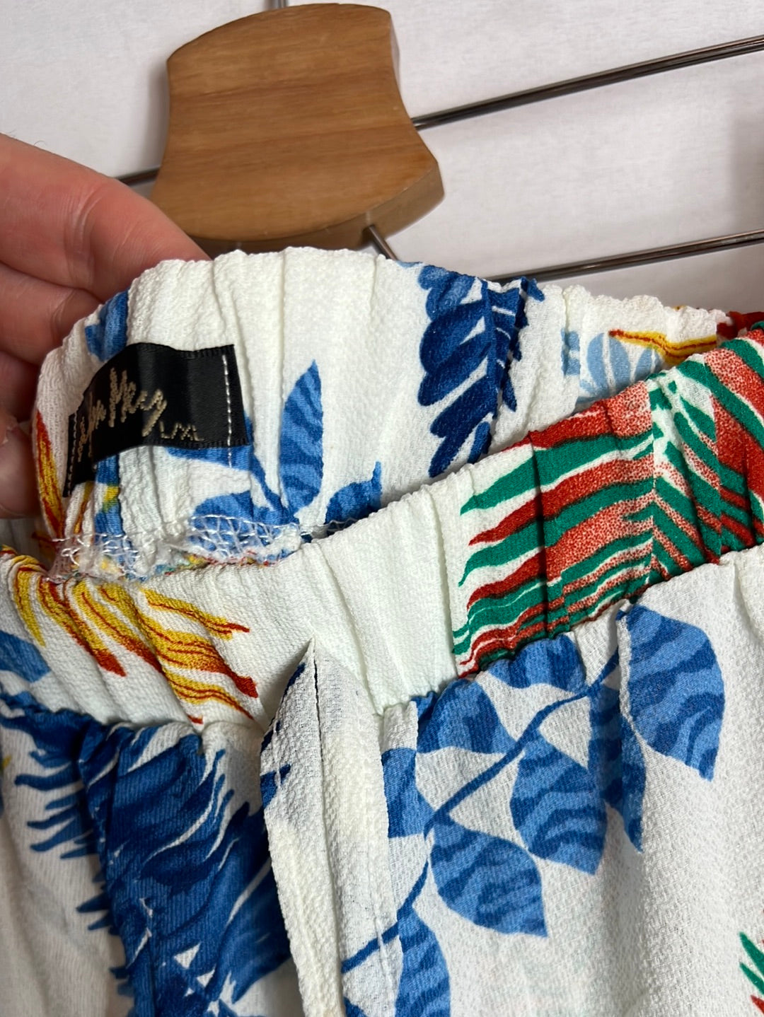 OTHERS. White floral culottes. TL/XL