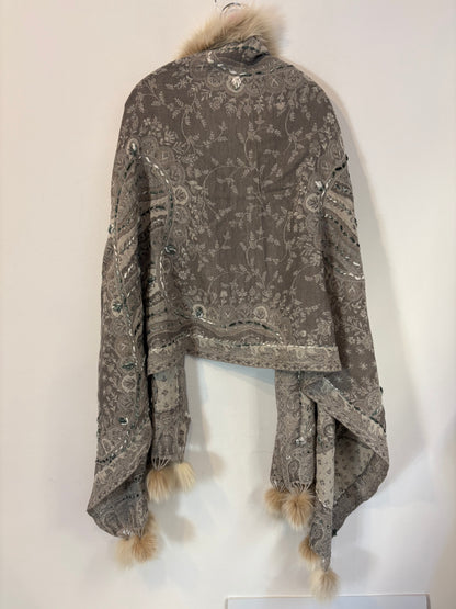 OTRAS. Capa bordada con pelo