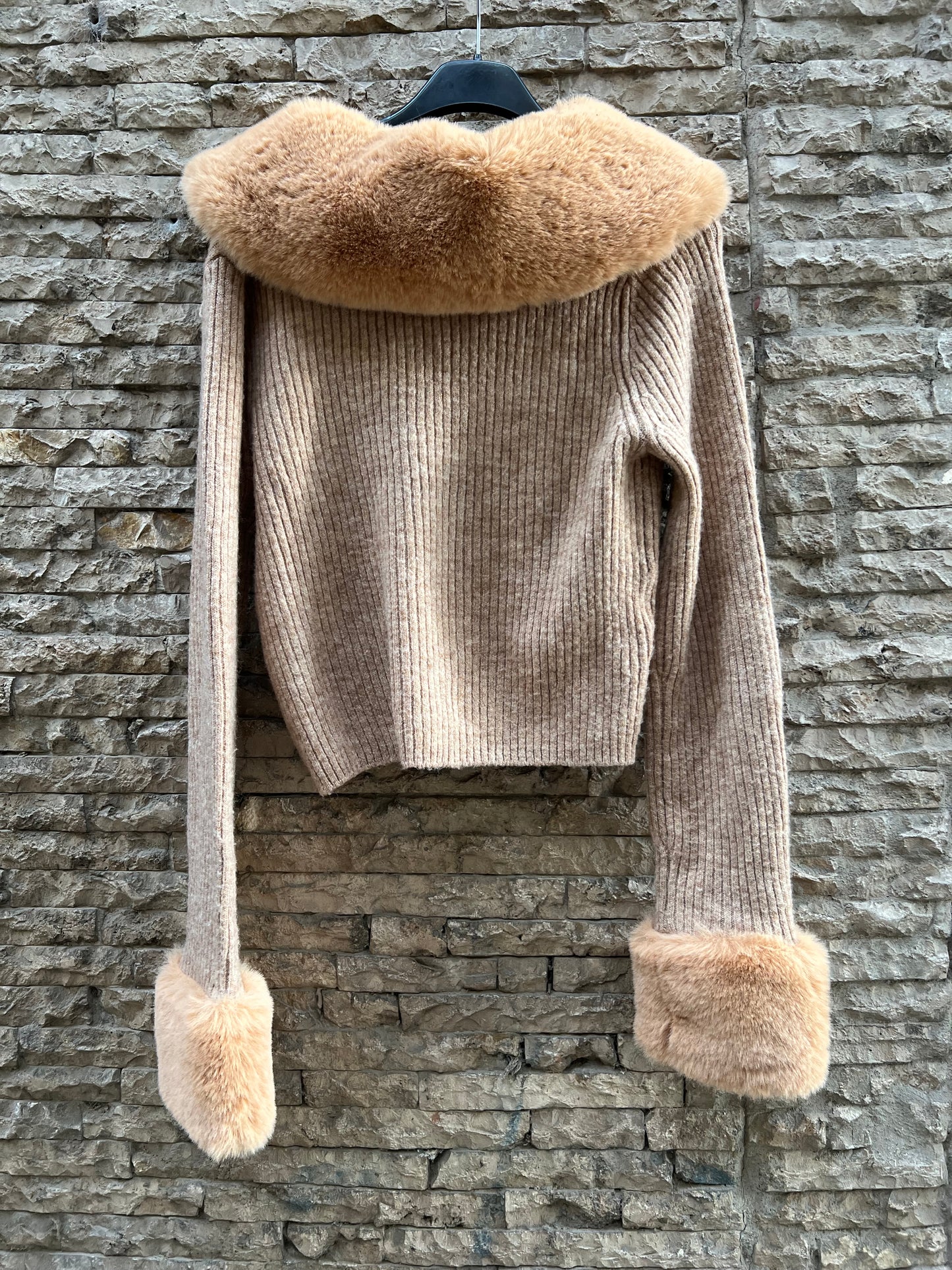 MANGO. Chaqueta punto pelo