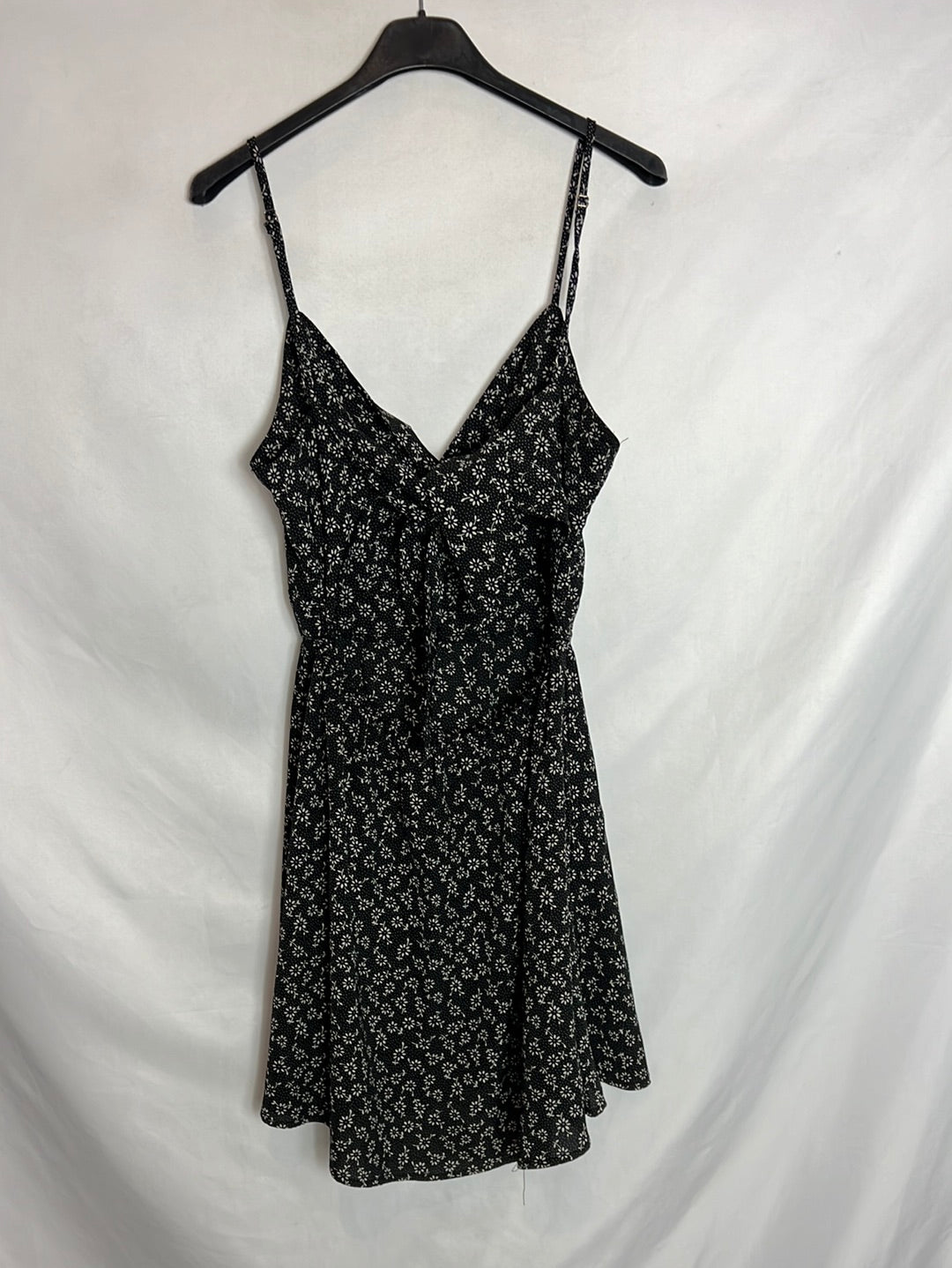 SHEIN. Vestido corto negro estampado. T S