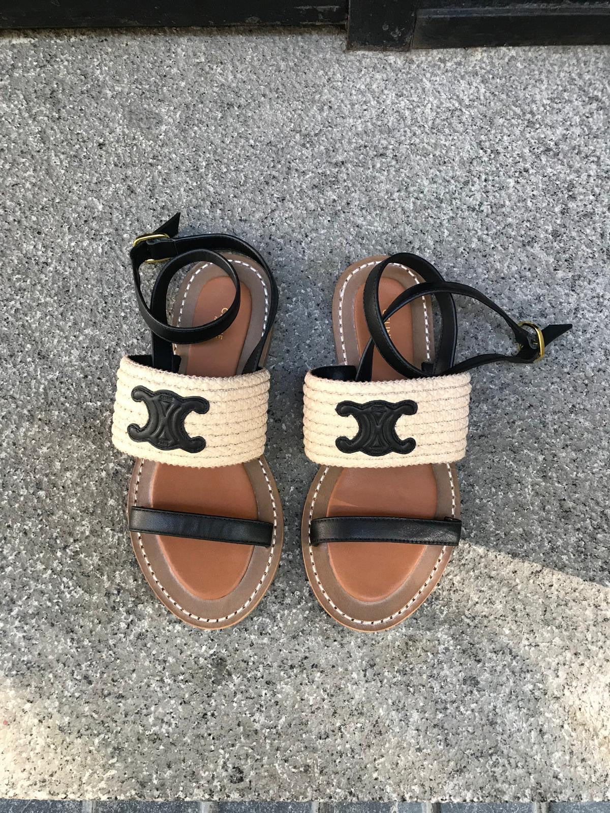 CELINE. Sandalia Clea Triomphe en rafia y piel. T 38