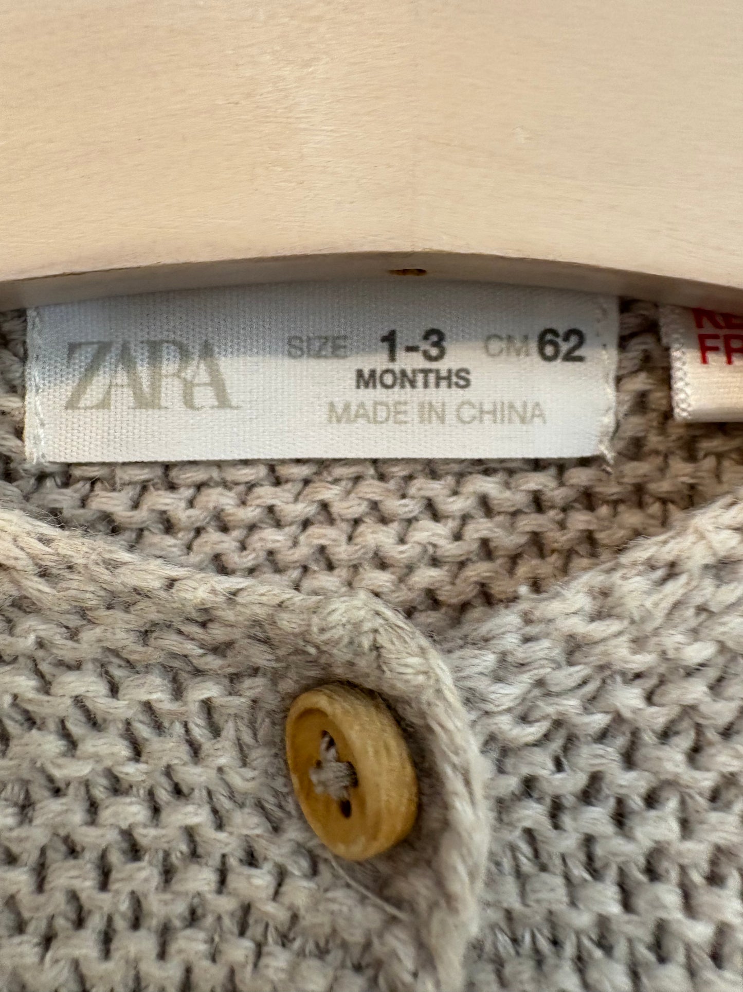 UNIT. Rebeca beige claro. T 1-3 meses