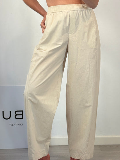 MANGO. Pantalón beige textura