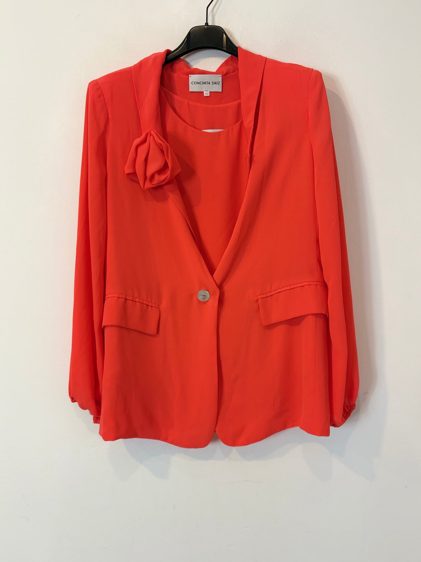 CONCHITA SAINZ. Conjunto Rojo fluido