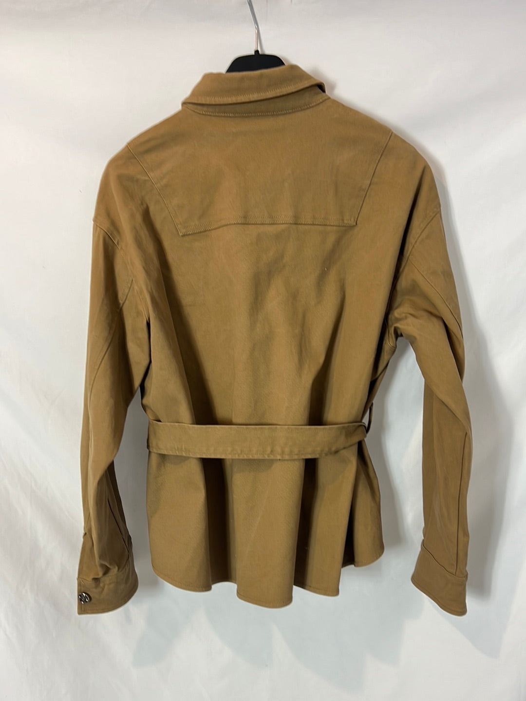 MAJE. Sobre camisa camel cinturón. T 36