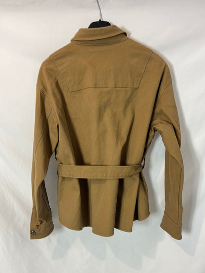 MAJE. Sobre camisa camel cinturón. T 36
