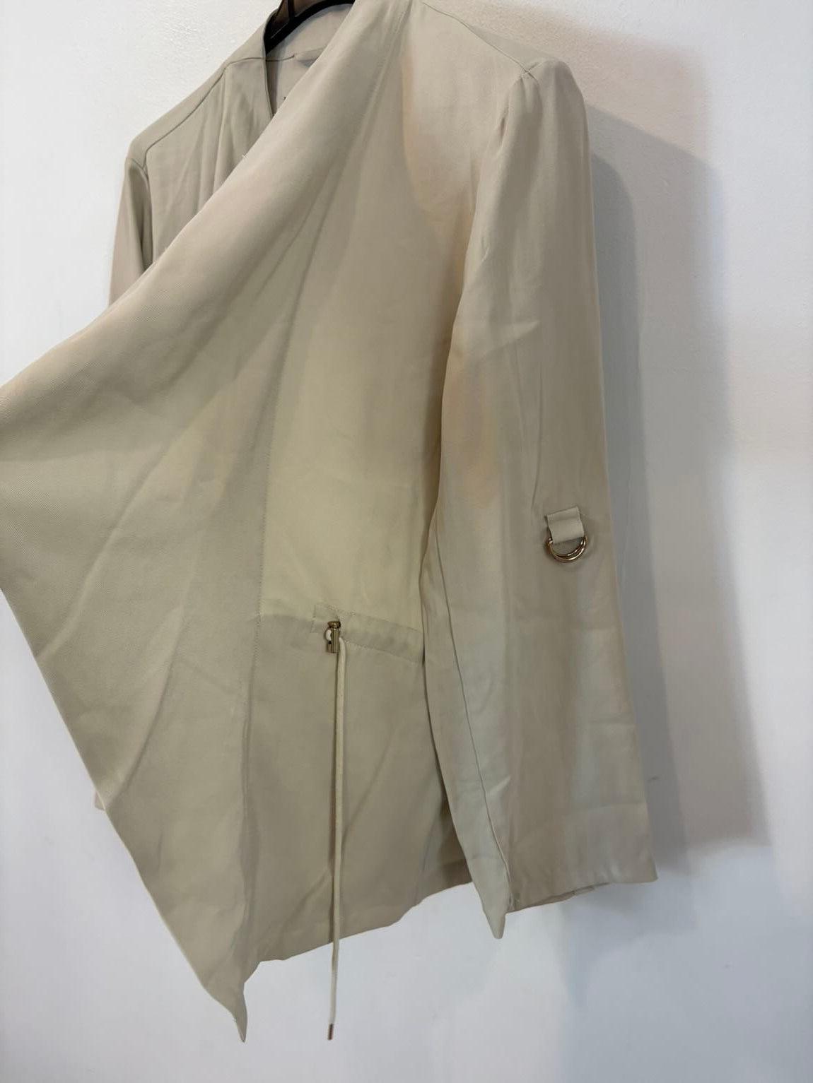 ZARA. Chaqueta beige fluida